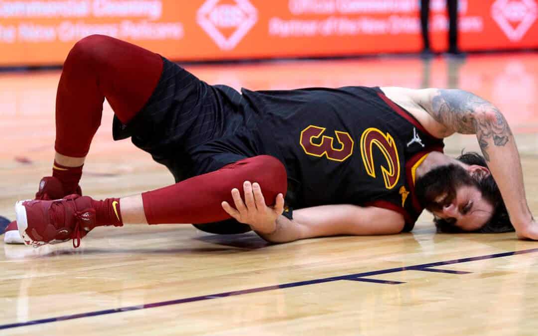 Ricky Rubio, jugador de los Cleveland Cavaliers, cae lesionado por rotura de ligamento cruzado